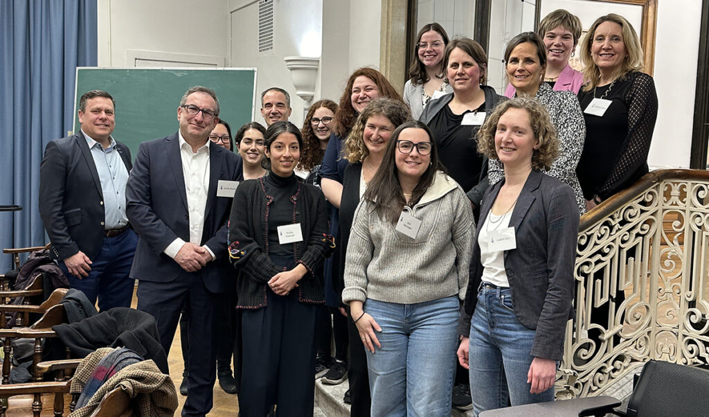 16 faculty members and graduates of the combined Master of Social Work and Law program pose for a photo during an alumni event