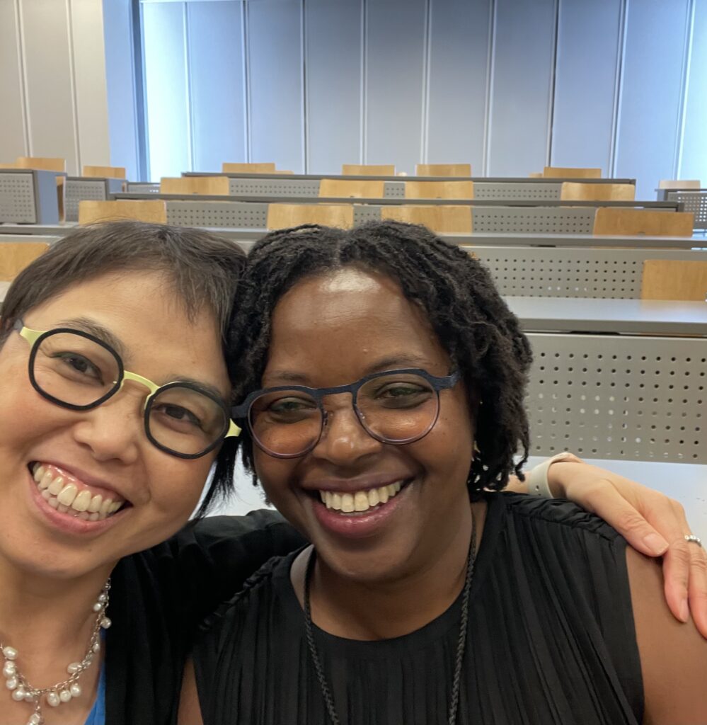 Selfie of Izumi Sakaomoto and Régine King in a lecture hall